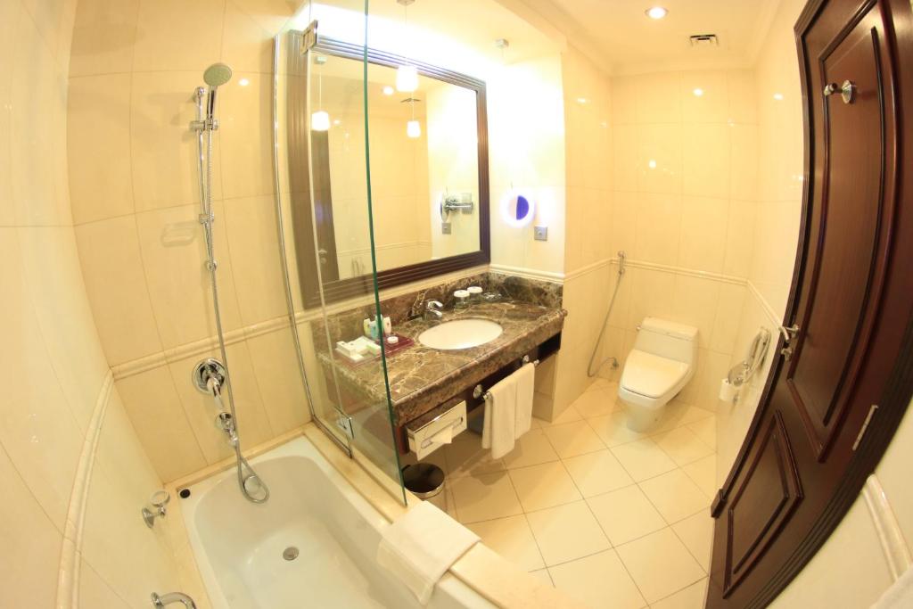 Koupelna v ubytování Grand Regal Hotel