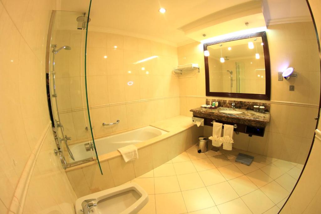 Koupelna v ubytování Grand Regal Hotel