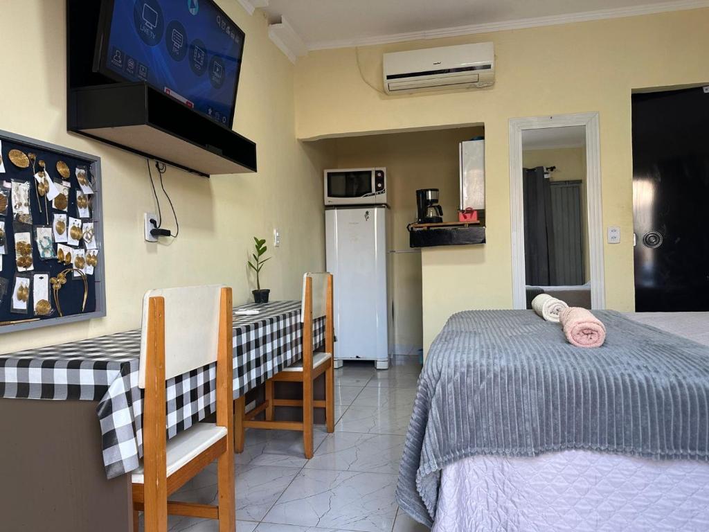 TV a/nebo společenská místnost v ubytování Capim de ouro Quartos Mobiliados a minutos do aeroporto