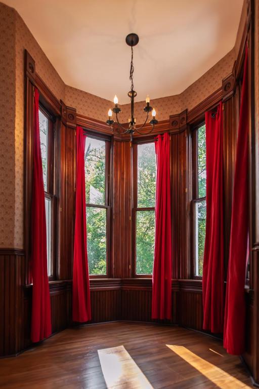 Фотография из галереи Romantic 1901 Victorian Home on Seven Wooded Acres в городе Waller