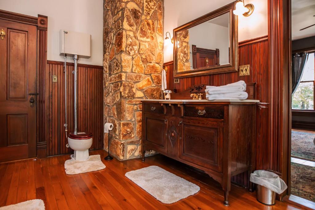 Ванная комната в Romantic 1901 Victorian Home on Seven Wooded Acres