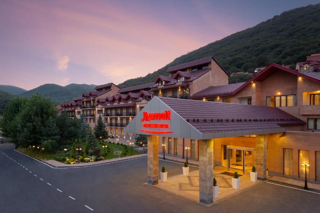 Nespecifikovaný výhled na hory nebo výhled na hory při pohledu z hotelu