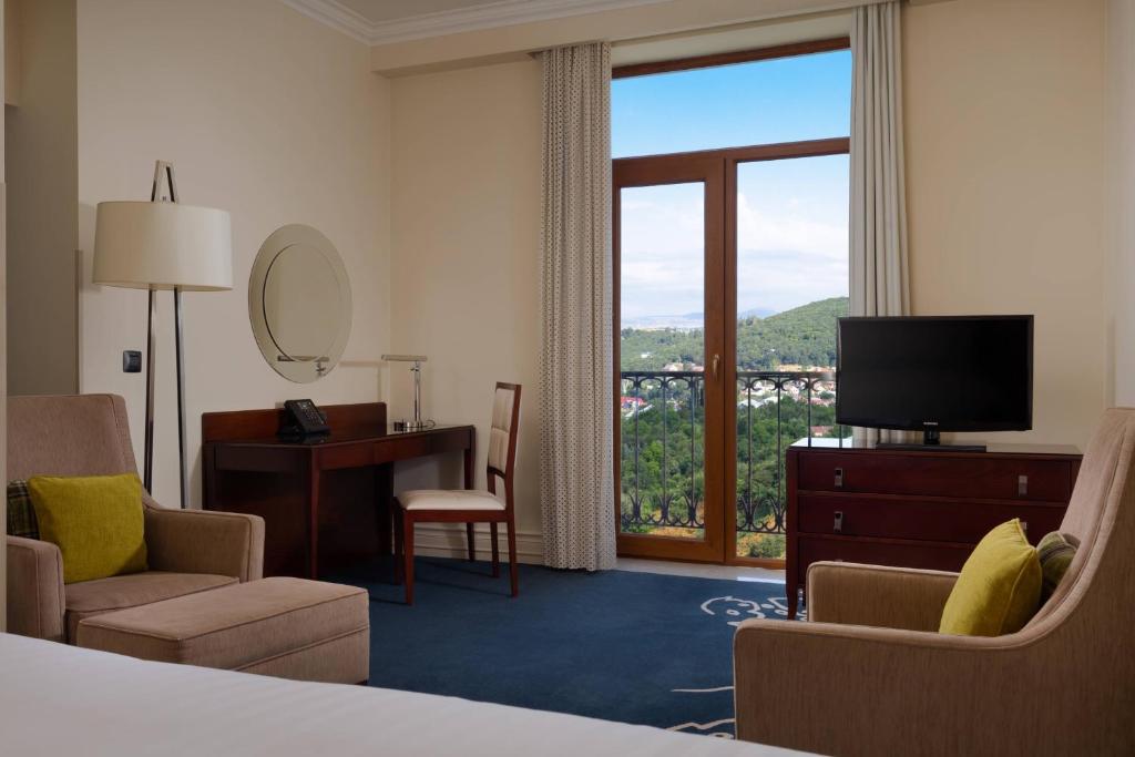 TV a/nebo společenská místnost v ubytování Tsaghkadzor Marriott Hotel
