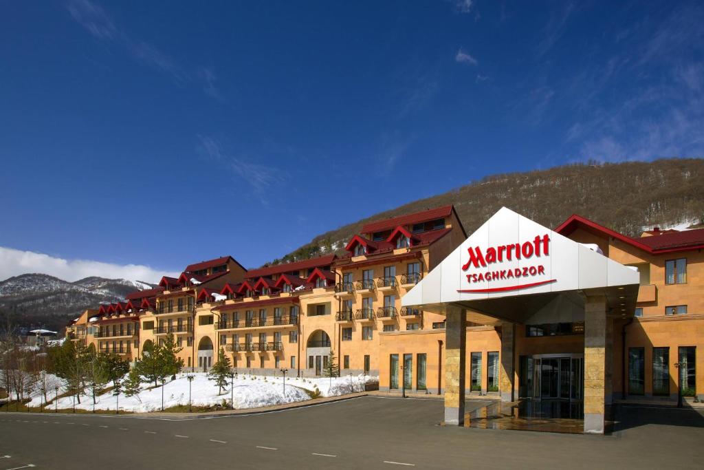 Nespecifikovaný výhled na hory nebo výhled na hory při pohledu z hotelu