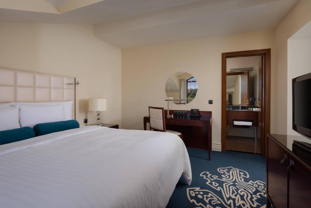 Postel nebo postele na pokoji v ubytování Tsaghkadzor Marriott Hotel