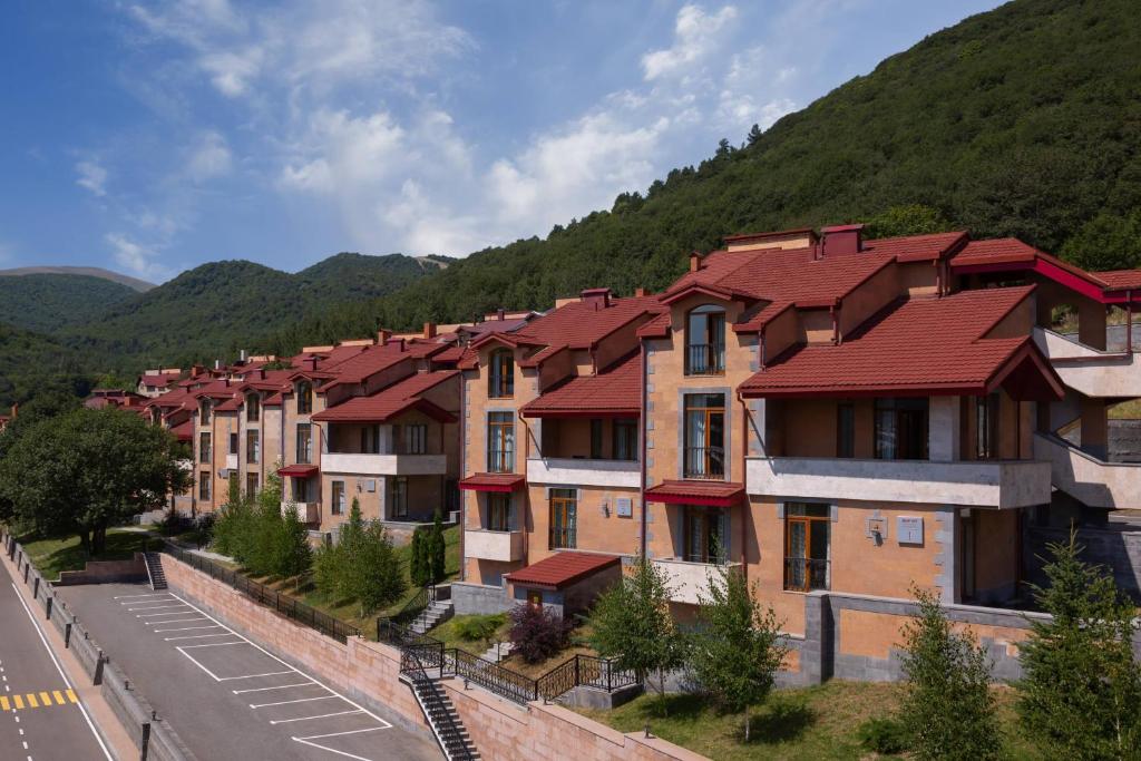Nespecifikovaný výhled na hory nebo výhled na hory při pohledu z hotelu