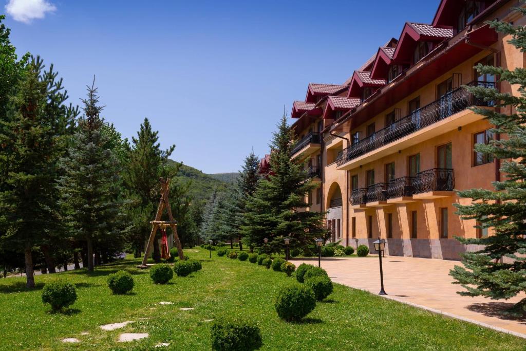 Nespecifikovaný výhled na hory nebo výhled na hory při pohledu z hotelu