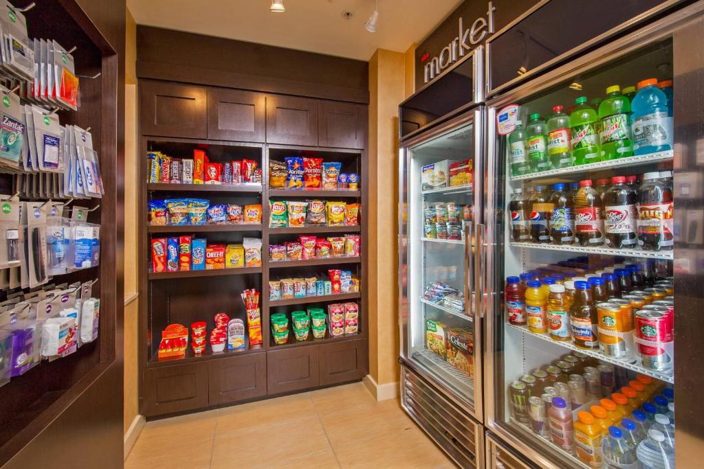 Supermarket nebo jiné obchody v  hotelu nebo okolí
