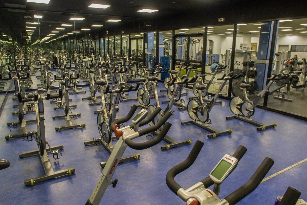 Fitness centrum a/nebo fitness zařízení v ubytování Teaneck Marriott at Glenpointe
