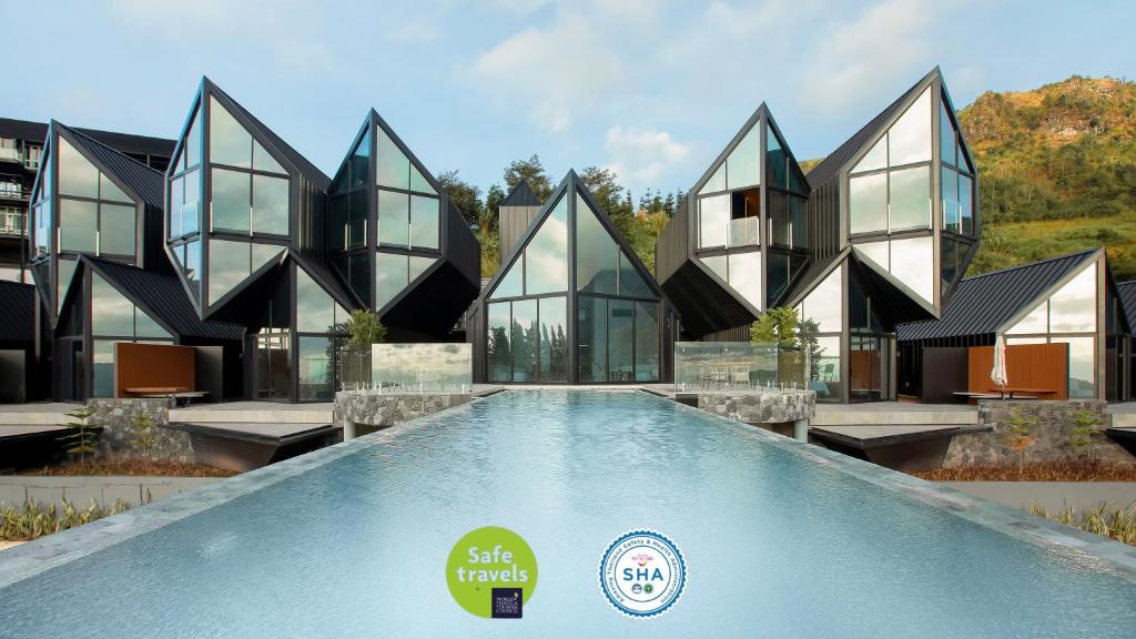 een uitzicht op een gebouw met een zwembad bij The Pino Khao Kho in Phetchabun