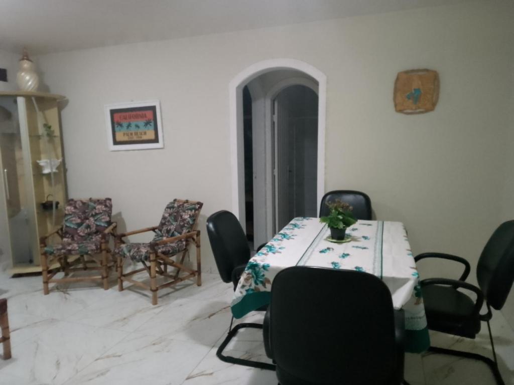 Casa Buziana - Centro في بوزيوس: غرفة طعام بها طاولة وكراسي