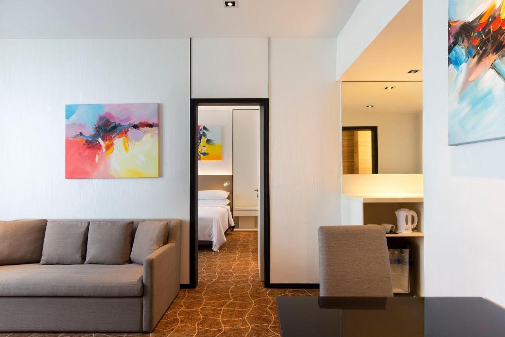 Khu vực ghế ngồi tại Four Points by Sheraton Singapore, Riverview