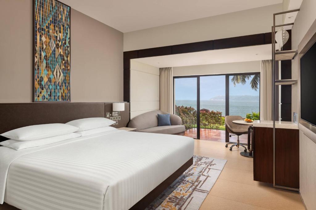 Postel nebo postele na pokoji v ubytování Goa Marriott Resort & Spa