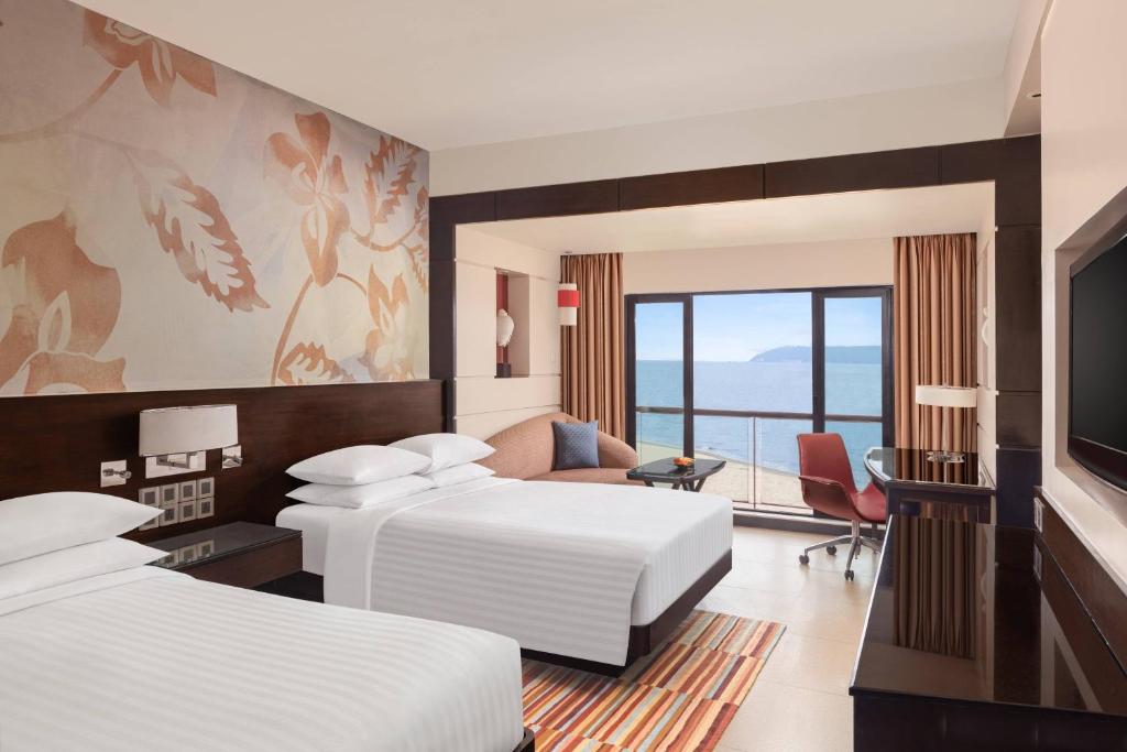 Postel nebo postele na pokoji v ubytování Goa Marriott Resort & Spa
