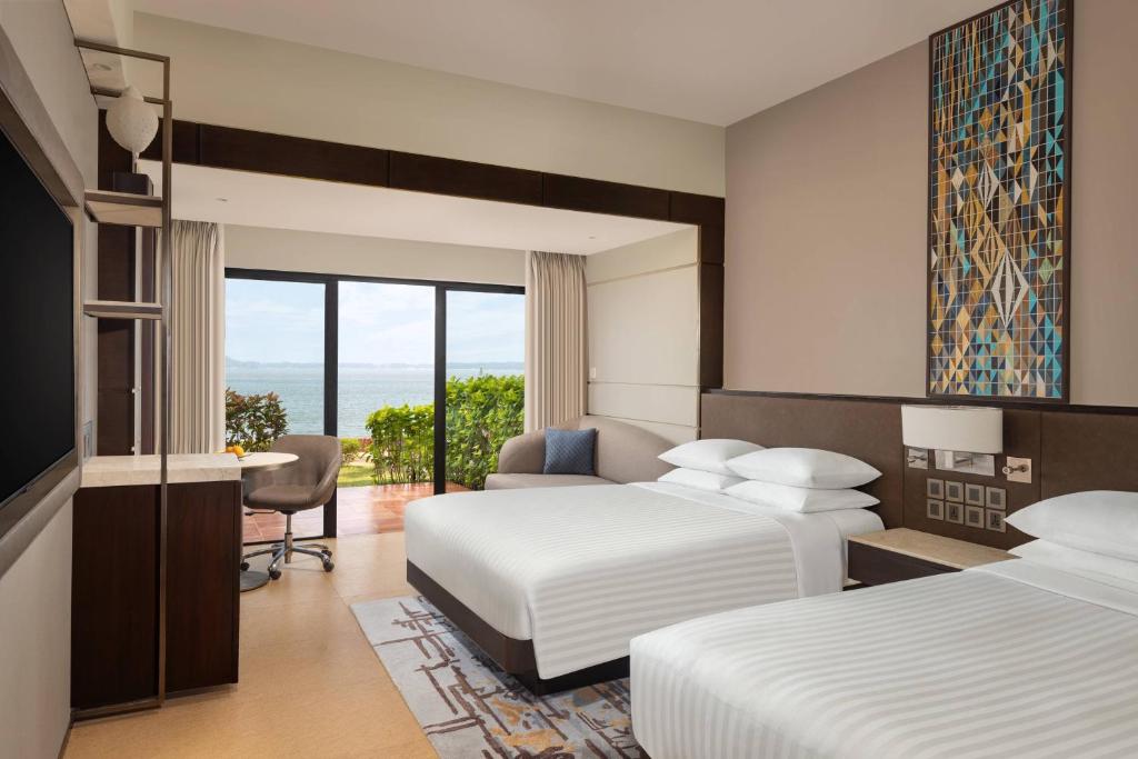 Postel nebo postele na pokoji v ubytování Goa Marriott Resort & Spa