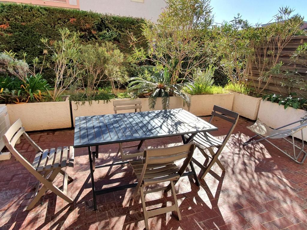 une table et des chaises en verre sur la terrasse dans l'établissement Studio avec Coin-Nuit, Terrasse et Parking, Centre Sainte-Maxime, Proche Plages - 4 Pers. - FR-1-780-61, à Sainte-Maxime