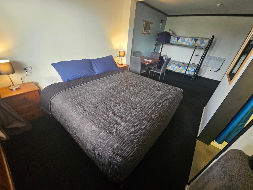 Voodi või voodid majutusasutuse Chateau Backpackers & Motels toas