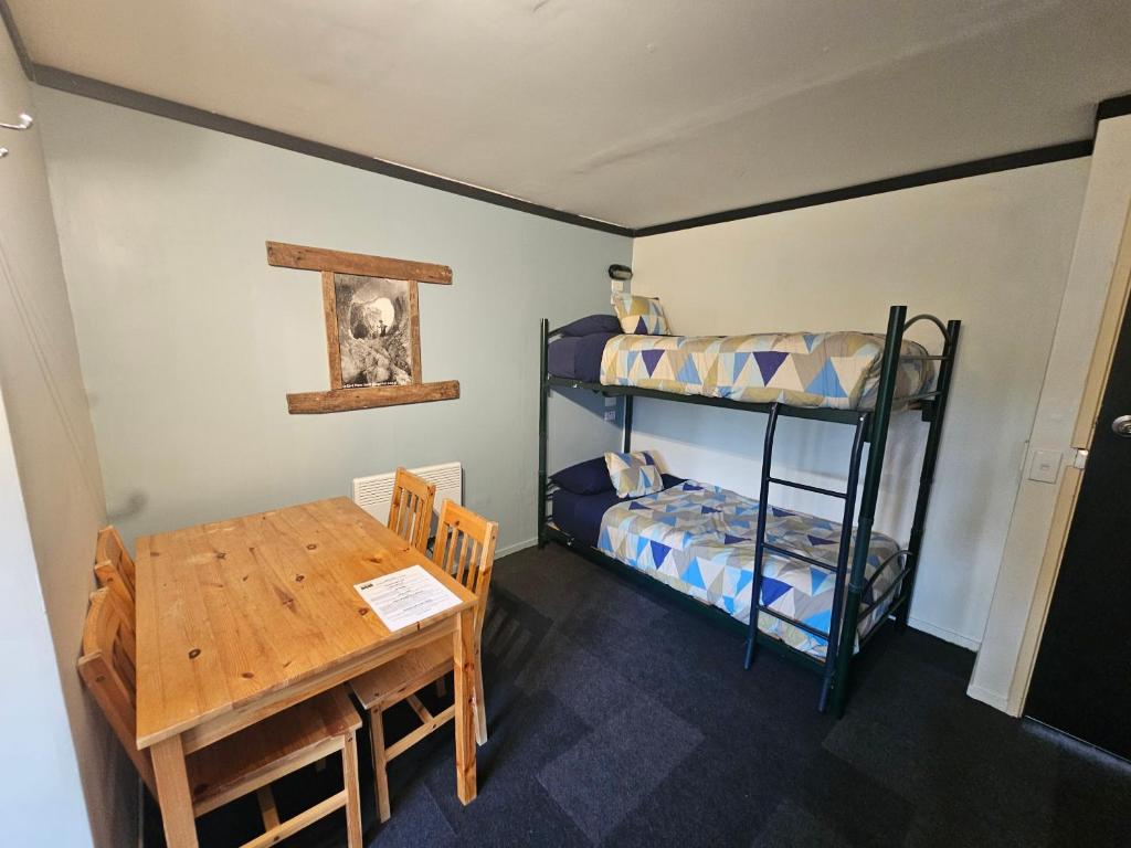 Voodi või voodid majutusasutuse Chateau Backpackers & Motels toas