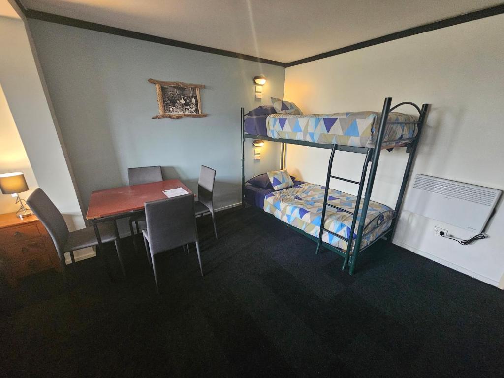 Voodi või voodid majutusasutuse Chateau Backpackers & Motels toas