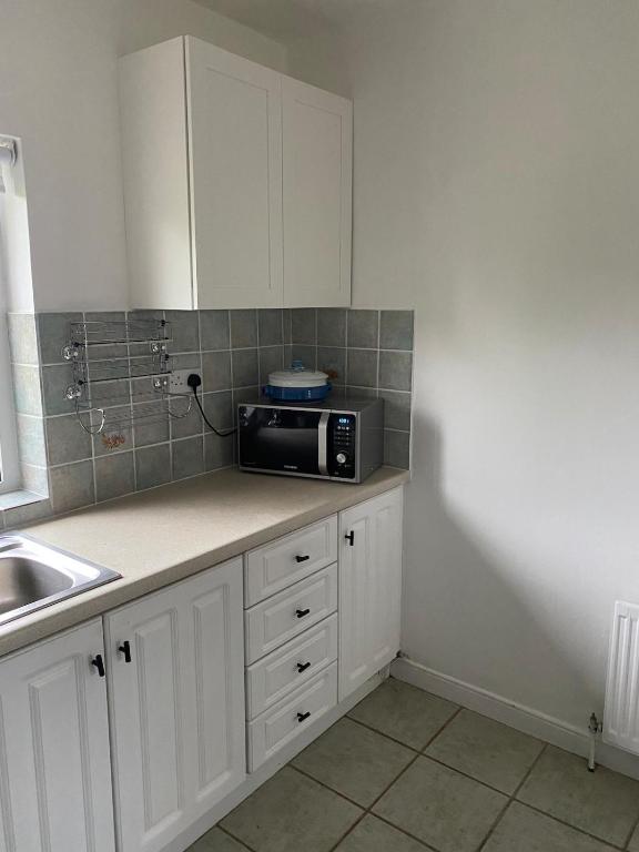 Kuchyň nebo kuchyňský kout v ubytování An Teach Tykillen Cosy Home