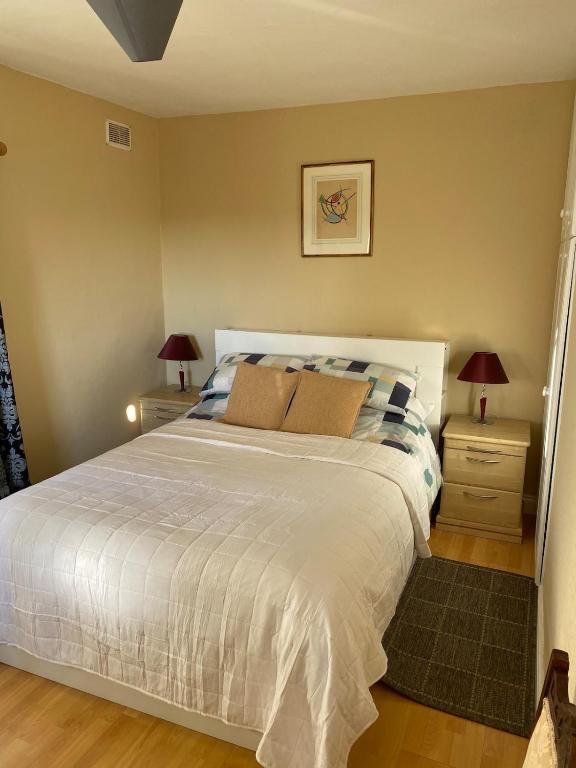 Postel nebo postele na pokoji v ubytování An Teach Tykillen Cosy Home