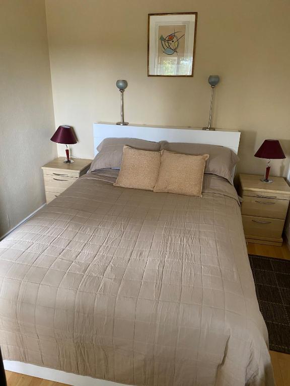 Postel nebo postele na pokoji v ubytování An Teach Tykillen Cosy Home