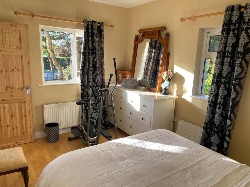 Postel nebo postele na pokoji v ubytování An Teach Tykillen Cosy Home