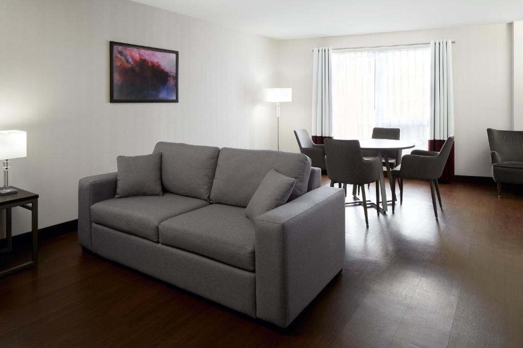 Posezení v ubytování Four Points by Sheraton Lévis Convention Centre