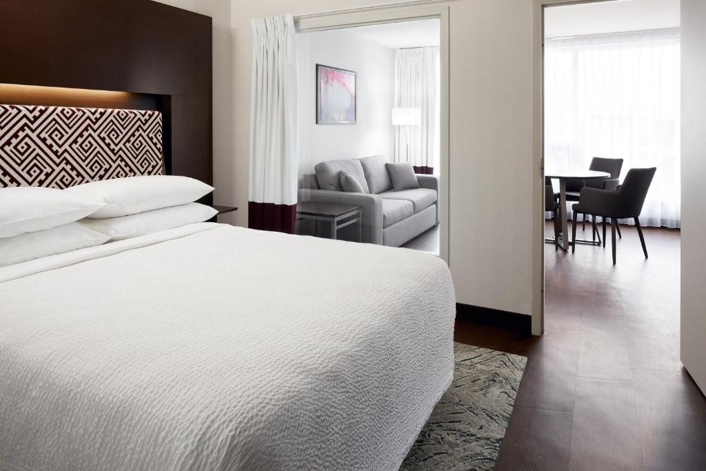 Postel nebo postele na pokoji v ubytování Four Points by Sheraton Lévis Convention Centre