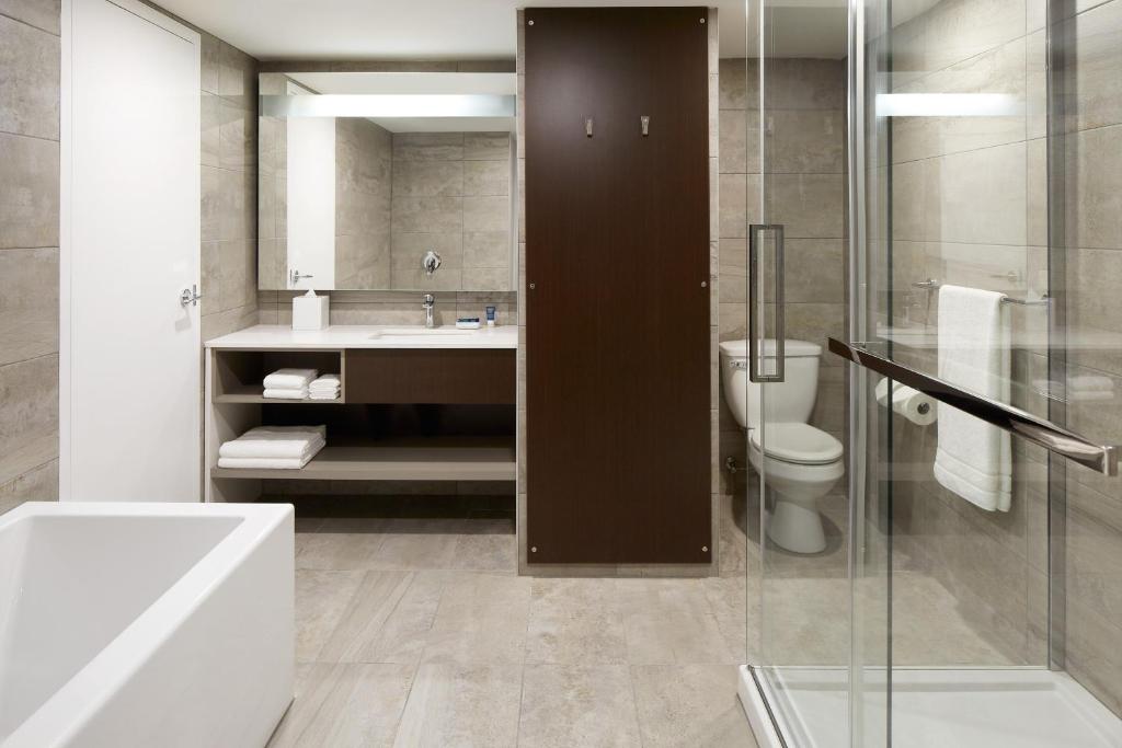 Koupelna v ubytování Four Points by Sheraton Lévis Convention Centre
