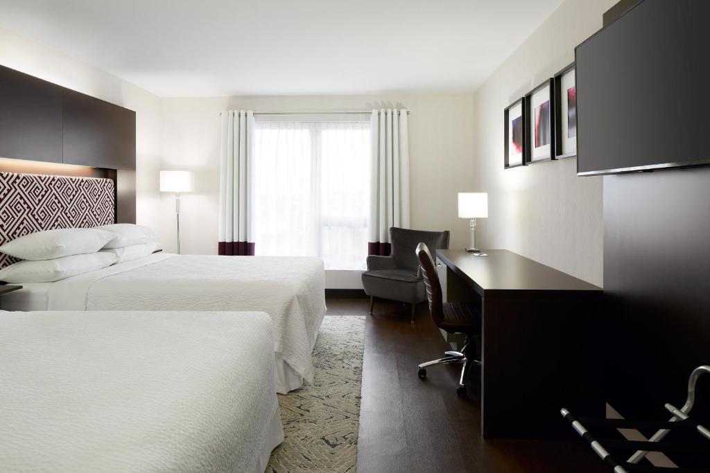 Postel nebo postele na pokoji v ubytování Four Points by Sheraton Lévis Convention Centre