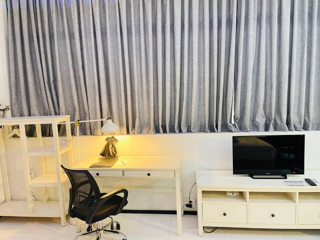 TV a/nebo společenská místnost v ubytování YAMA HOTEL & ROOFTOP BAR