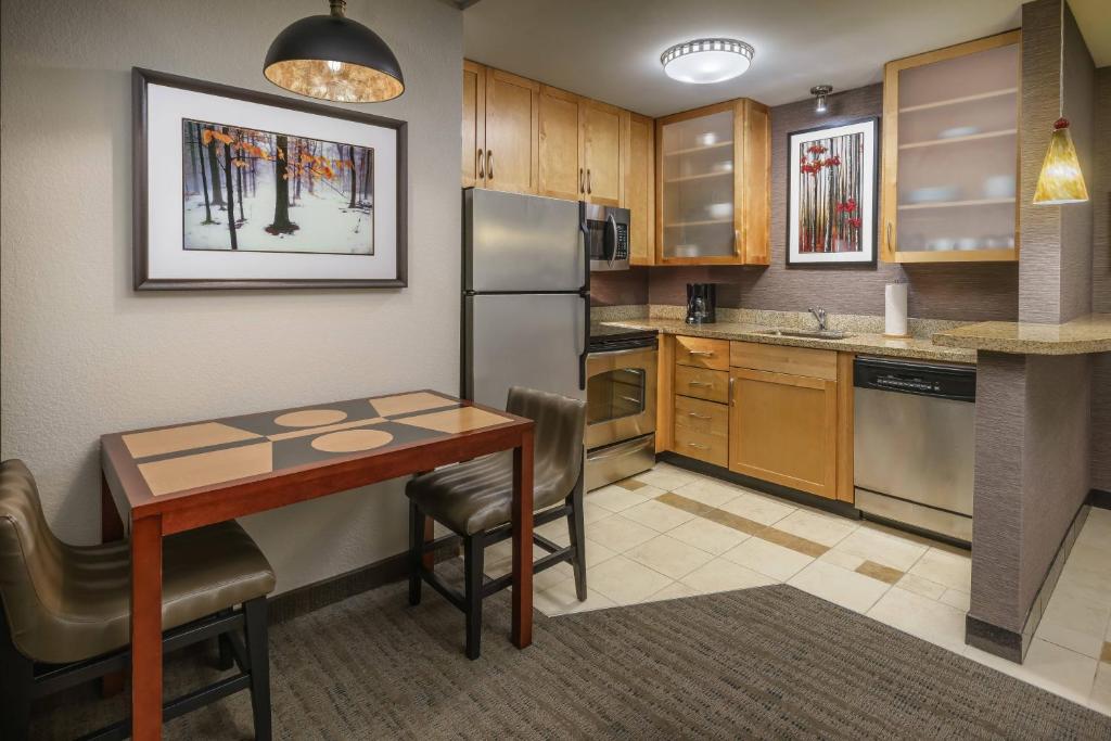 Residence Inn Burlington Colchester - Deluxe Suite Met 1 Slaapkamer En Kingsize Bed