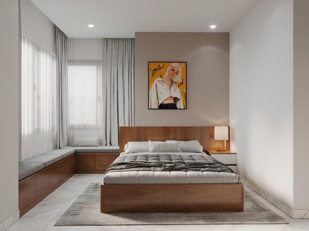une chambre avec un lit et un tableau au mur dans l'établissement Le Grand Hotel, à Hô-Chi-Minh-Ville