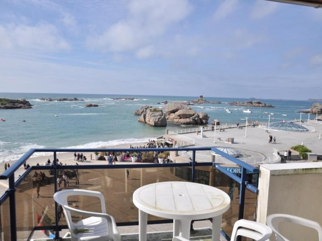 Photo de la galerie de l'établissement Appartement cosy 2 chambres face à la mer à Trégastel - FR-1-368-445, à Trégastel