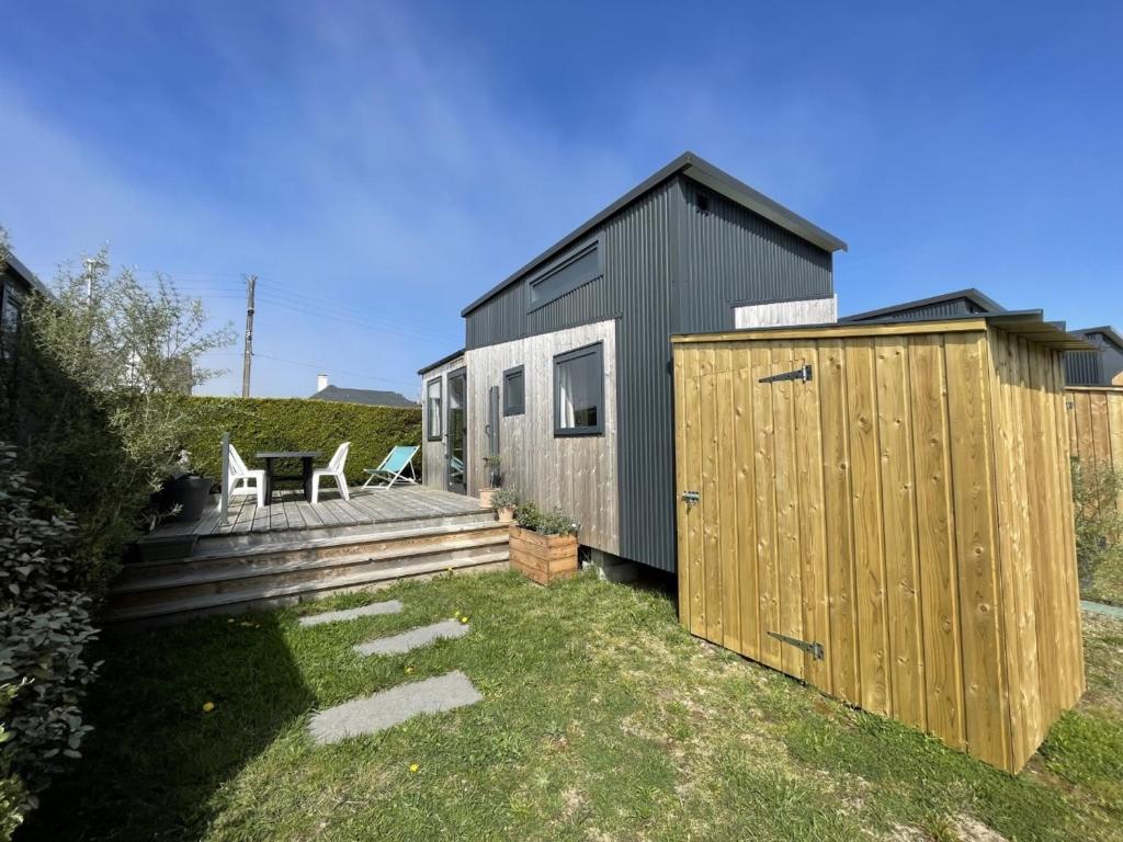 Photo de la galerie de l'établissement Tiny House cosy près de la plage avec piscine et parking - FR-1-361A-94, à Jullouville