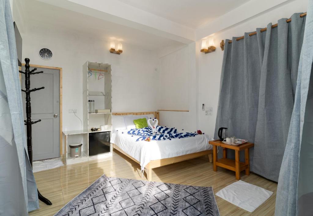 Postel nebo postele na pokoji v ubytování Olhumathi View Inn