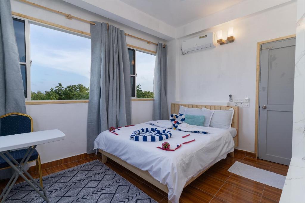 Postel nebo postele na pokoji v ubytování Olhumathi View Inn