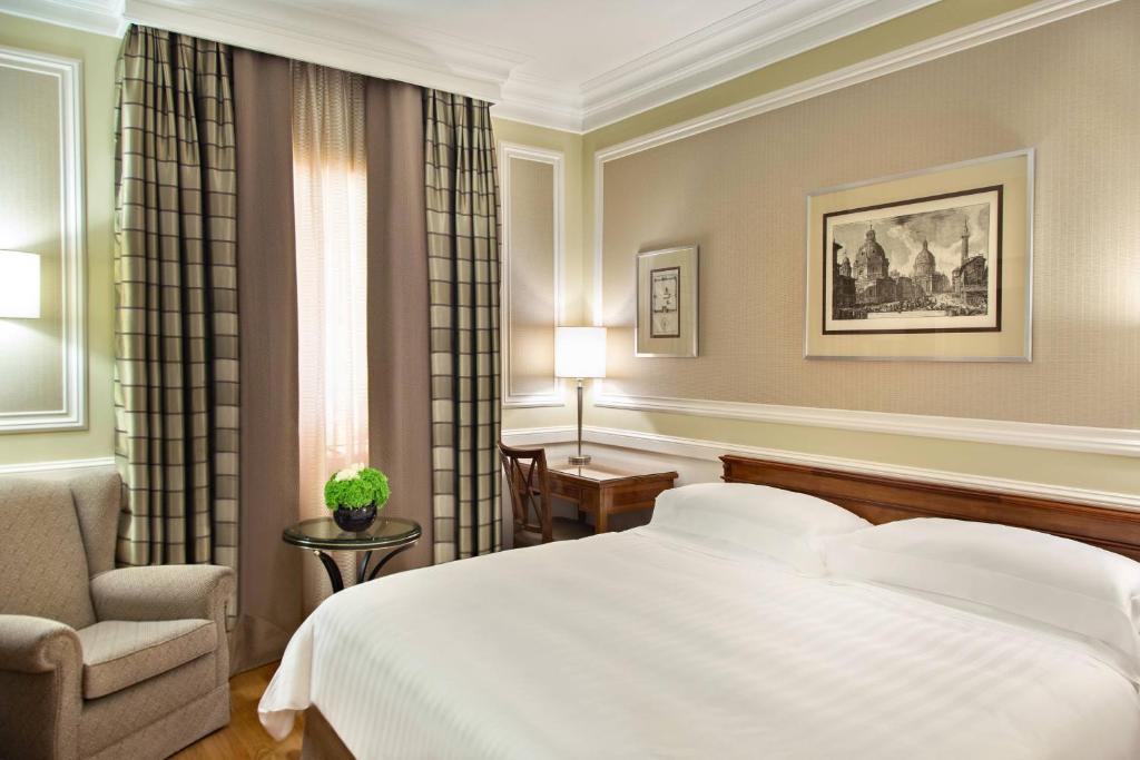 Postel nebo postele na pokoji v ubytování Rome Marriott Grand Hotel Flora