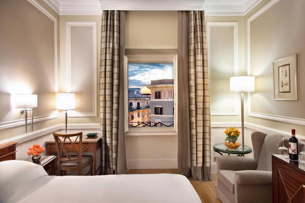 Postel nebo postele na pokoji v ubytování Rome Marriott Grand Hotel Flora