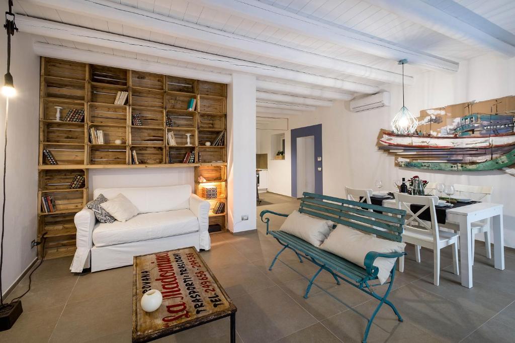 A seating area at Cassari UpArtments