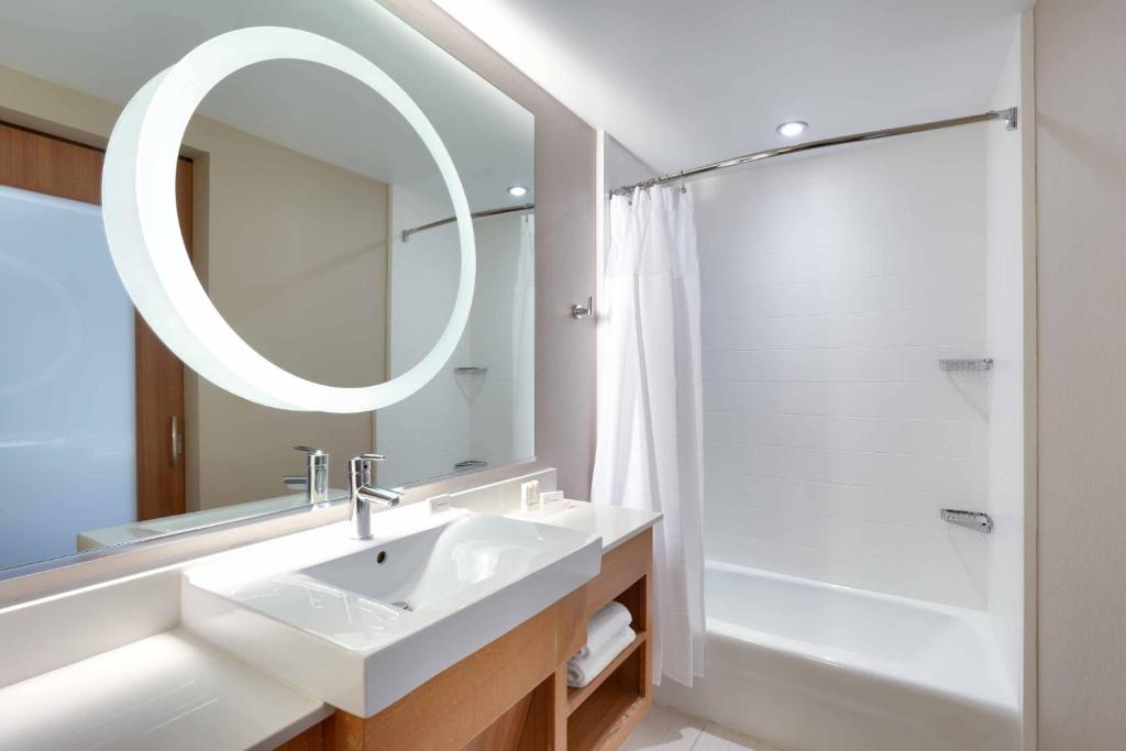 Koupelna v ubytování SpringHill Suites by Marriott Salt Lake City Draper