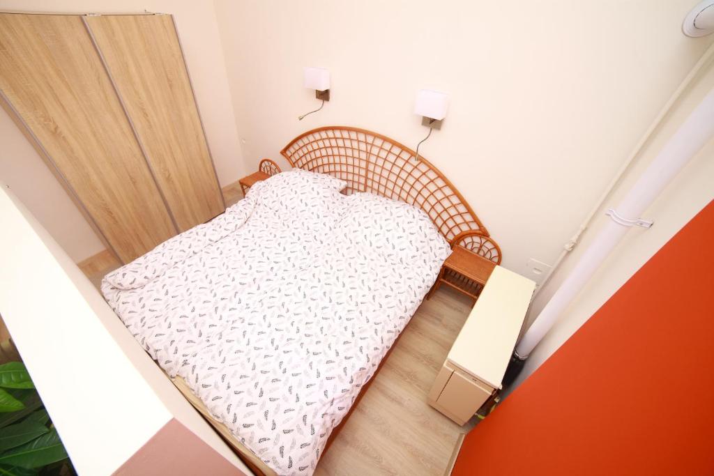 ブダペストにあるFlat On Andrássy Avenueの小さなベッド1台が備わる客室です。