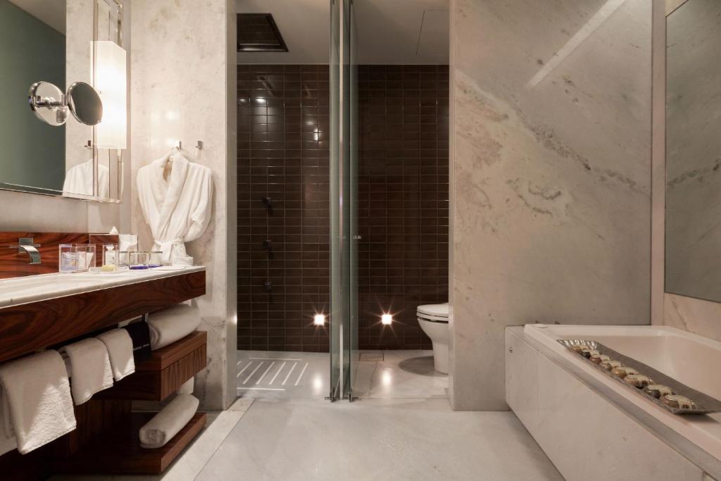 Koupelna v ubytování Las Alcobas, a Luxury Collection Hotel, Mexico City