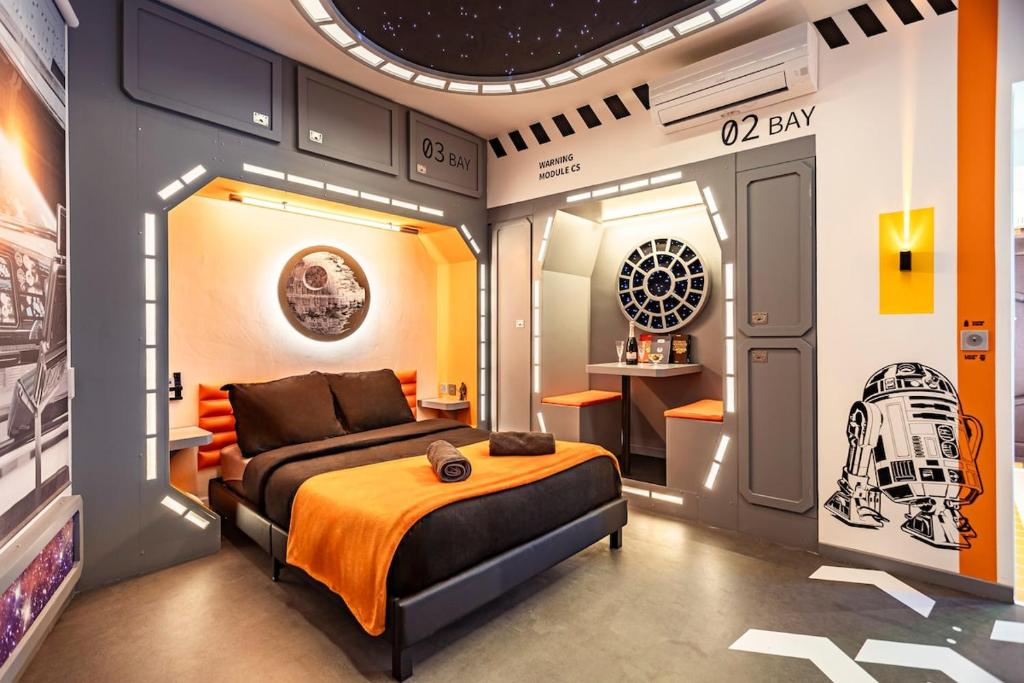 - une chambre avec un lit dans une pièce avec un baby-foot dans l'établissement Le Vaisseau contre l'Empire - T1 with Clim & Wifi, à Toulouse