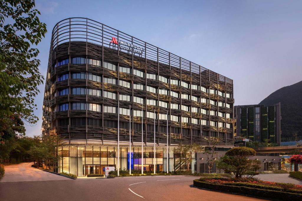 un edificio alto con molte finestre di Hong Kong Ocean Park Marriott Hotel a Hong Kong