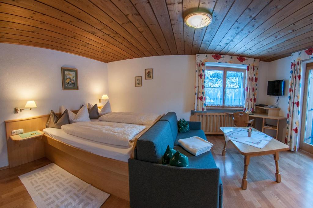 Postel nebo postele na pokoji v ubytování Pension Alwin