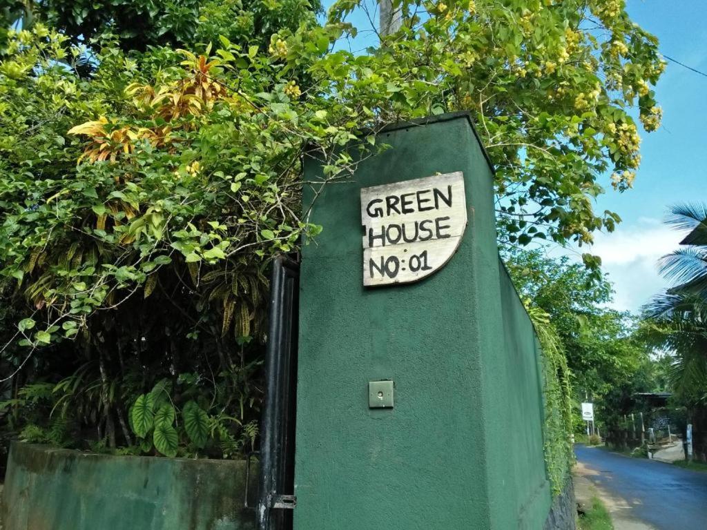 Un certificado, premio, letrero u otro documento en Villa Green House