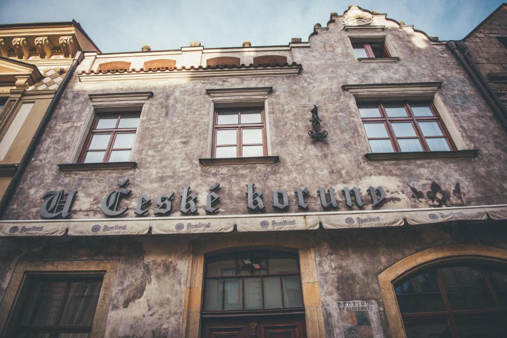 un edificio con un cartel en la parte delantera en Hotel u České koruny, en Hradec Králové