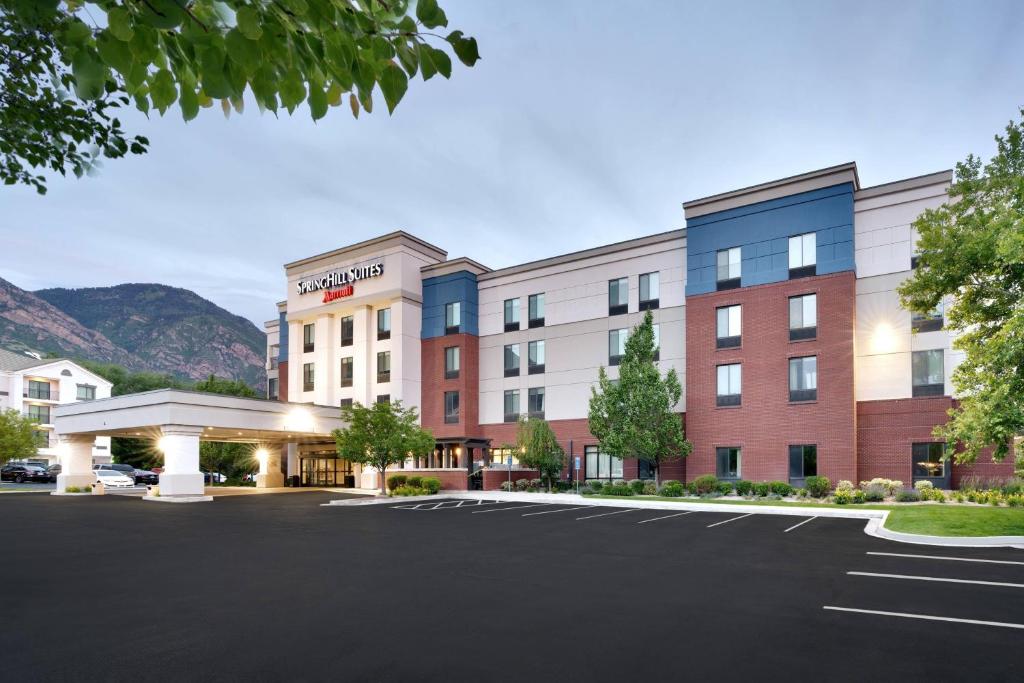 Nespecifikovaný výhled na hory nebo výhled na hory při pohledu z hotelu